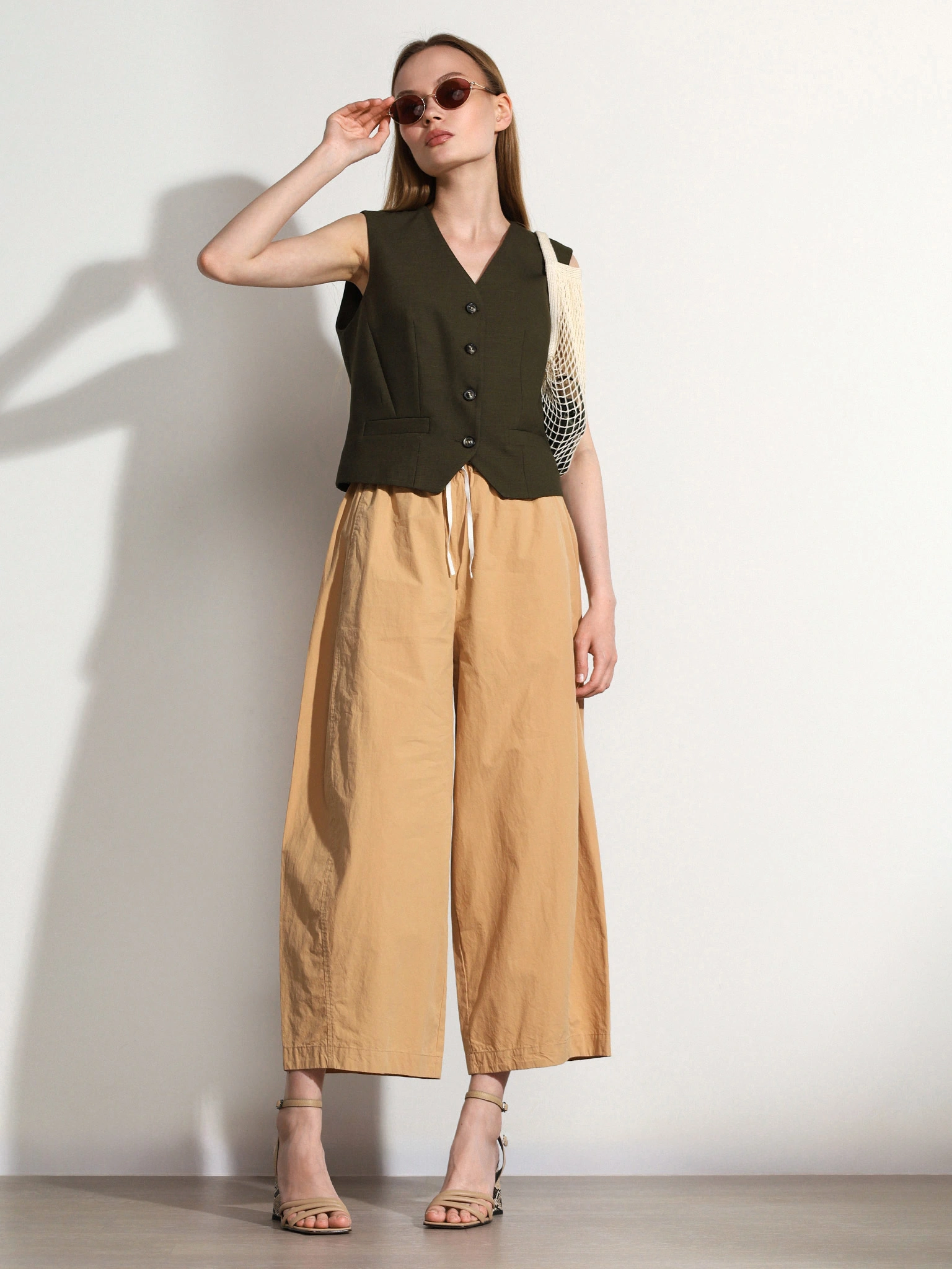 Брюки бежевого цвета из хлопка прямого кроя